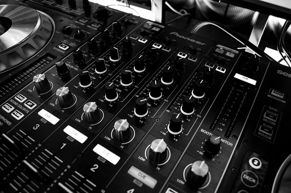 Cefa Toys - Table de mixage DJ 8 en 1, mélangeur de DJ complet, avec  tourne-disque, lecteurs de musique et crossfader ; avec sortie casque,  convient aux enfants à partir de 5