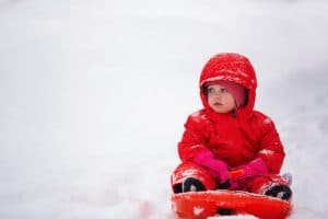 bebe avec combinaison en hiver