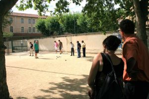 Une partie de pétanque au soleil italien