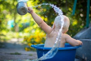 laver un bebe dans un bain