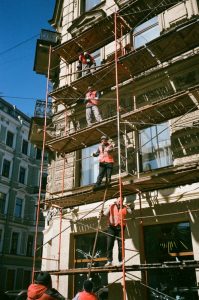 chantier, ouvrier avec un post radio