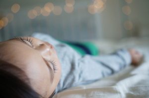 enfant qui dort dans un lit cabane