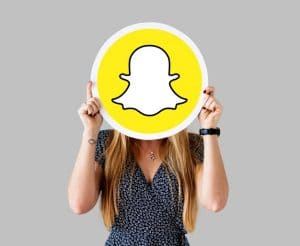 femme-montrant-icone-snapchat