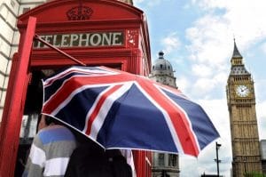 tourisme-parapluie-britannique-cabine-telephonique-londres