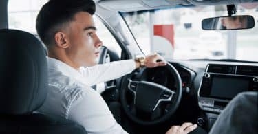 Les critères à prendre en compte pour choisir une assurance jeune conducteur