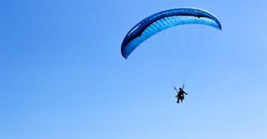 Comment se déroule un premier saut en parachute ?