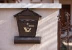 Que peut-on mettre sur une plaque de boîte aux lettres ?