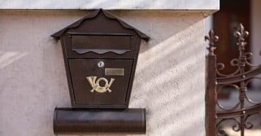Que peut-on mettre sur une plaque de boîte aux lettres ?