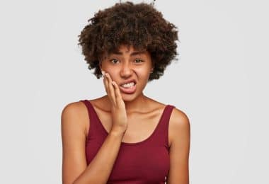 Dent ébréchée : causes, symptômes et traitement