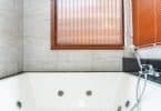 3 avantages de faire installer une baignoire d'angle chez vous