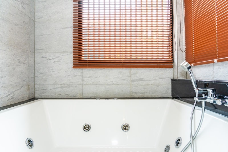 3 avantages de faire installer une baignoire d'angle chez vous