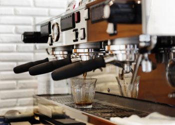 Quels sont les matériaux fréquemment utilisés pour fabriquer les machines à café ?