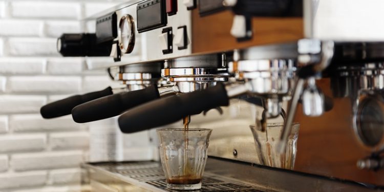 Quels sont les matériaux fréquemment utilisés pour fabriquer les machines à café ?