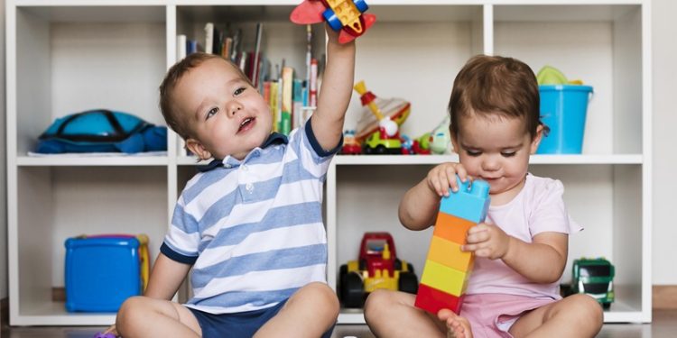 Comment éveiller la curiosité des enfants au quotidien avec leur nounou