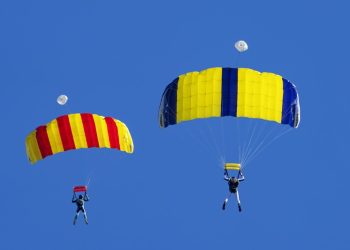 Comparaison des expériences de parachutisme : Tandem vs Solo