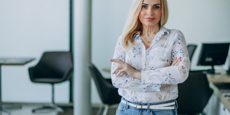 Look de femme d'affaires : les vêtements et accessoires à avoir dans sa garde-robe